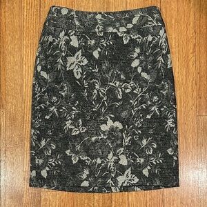 Ann Taylor Floral Patterned Black and Gray Skirt Size 4